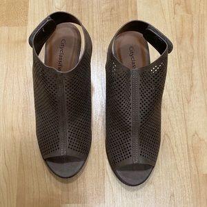 Women’s Block Heel Peep Toe Shoe - size 8